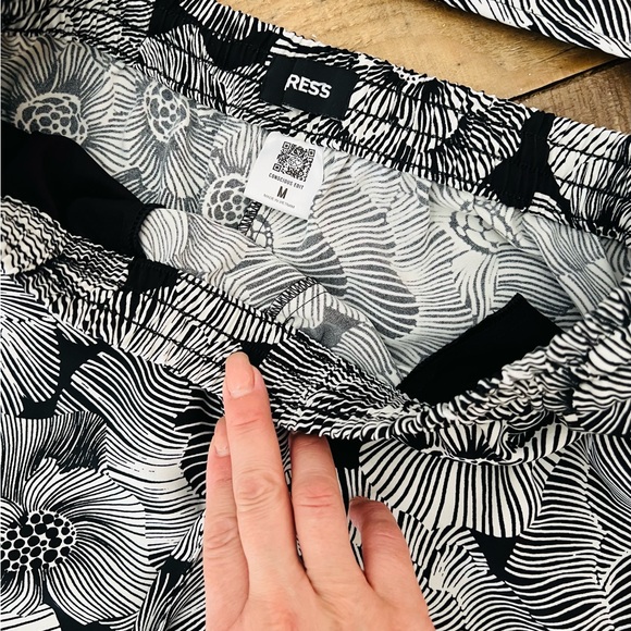 Express Black and White Floral Women Shorts - Picture 2 of 4